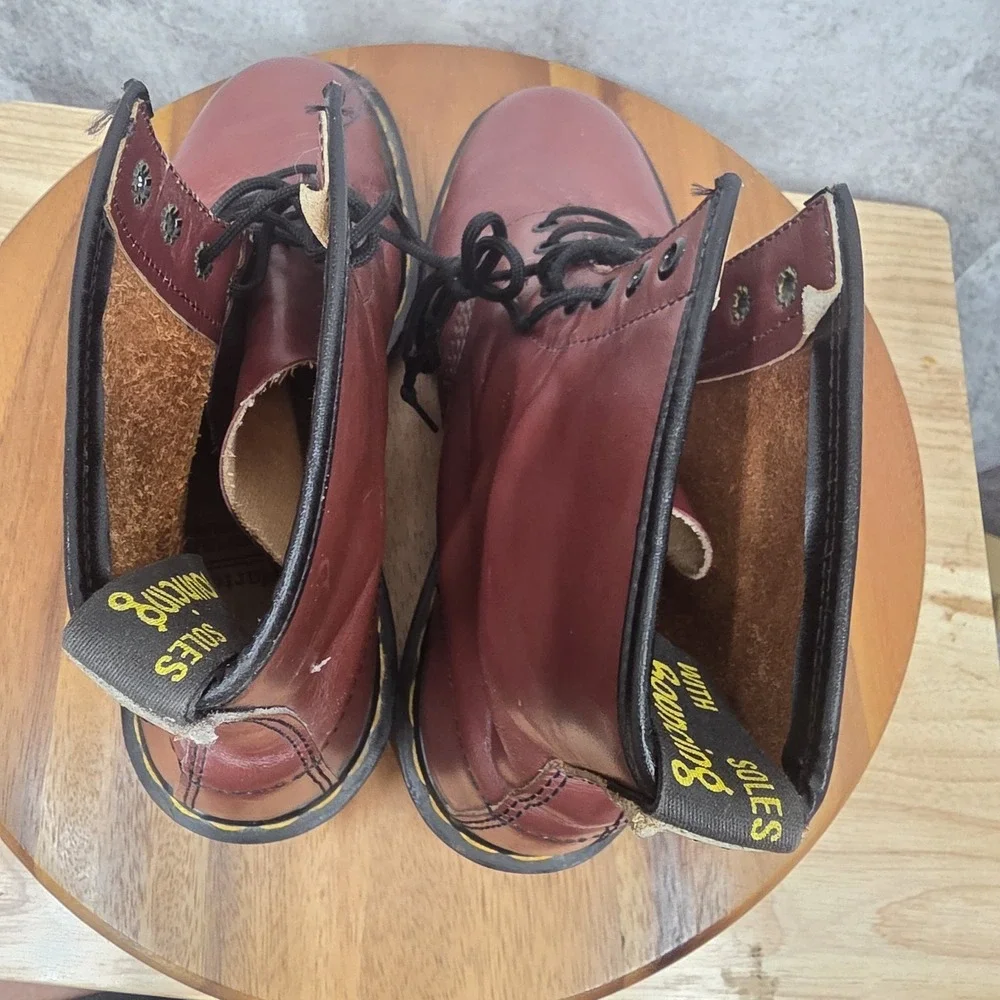 Dr Martens 1460 Boots Mens 9 Cherry Red Leather Moto Combat 8-Eye‎ England